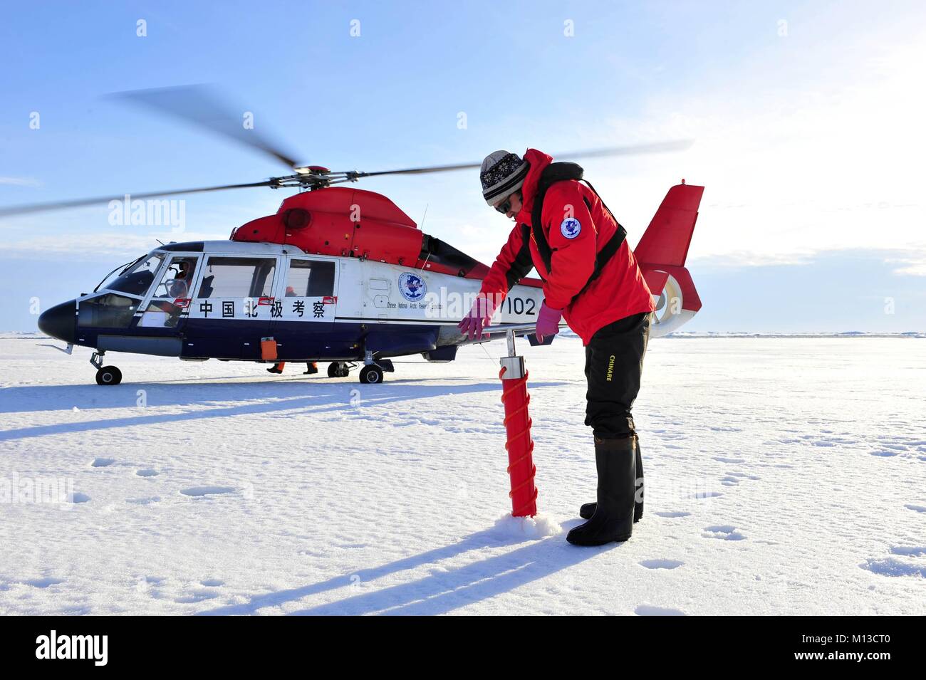 Beijing, Chine. 20e Août, 2010. Photo prise le 20 août 2010 montre qu'il Jianfeng, membre de la quatrième équipe de l'expédition scientifique chinoise, la collecte de l'échantillon de carotte de glace au pôle Nord. La Chine a consacré l'utilisation pacifique de l'Arctique et s'est engagée à maintenir la paix et la stabilité dans la région, a déclaré qu'un livre blanc publié par le Bureau d'information du Conseil d'État vendredi. Credit : Zhang Jiansong/Xinhua/Alamy Live News Banque D'Images