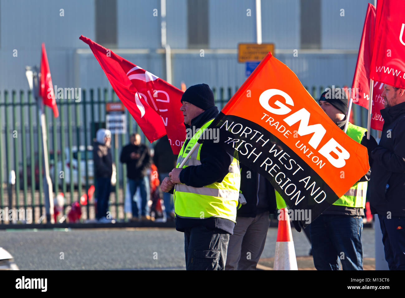 Birkenhead, Liverpool, Royaume-Uni. 26 janvier 2018. Les travailleurs de la Cammell Laird shipyard marche sur la 1ère de 2 jours de grève prévues après avoir rejeté le salaire et les conditions de gestion offre. Credit : Ken Biggs/Alamy Live News. Banque D'Images