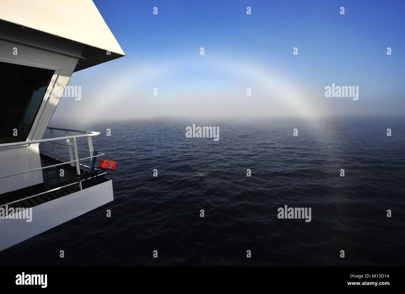 Beijing, Chine. 29 août, 2010. Photo prise le 29 août 2010, la Chine montre 'icebreaker Xue Long', ou 'Snow', navigation dans l'océan Arctique, à 74 degrés de latitude nord pour une étude océanographique complète. La Chine a consacré l'utilisation pacifique de l'Arctique et s'est engagée à maintenir la paix et la stabilité dans la région, a déclaré qu'un livre blanc publié par le Bureau d'information du Conseil d'État vendredi. Credit : Zhang Jiansong/Xinhua/Alamy Live News Banque D'Images