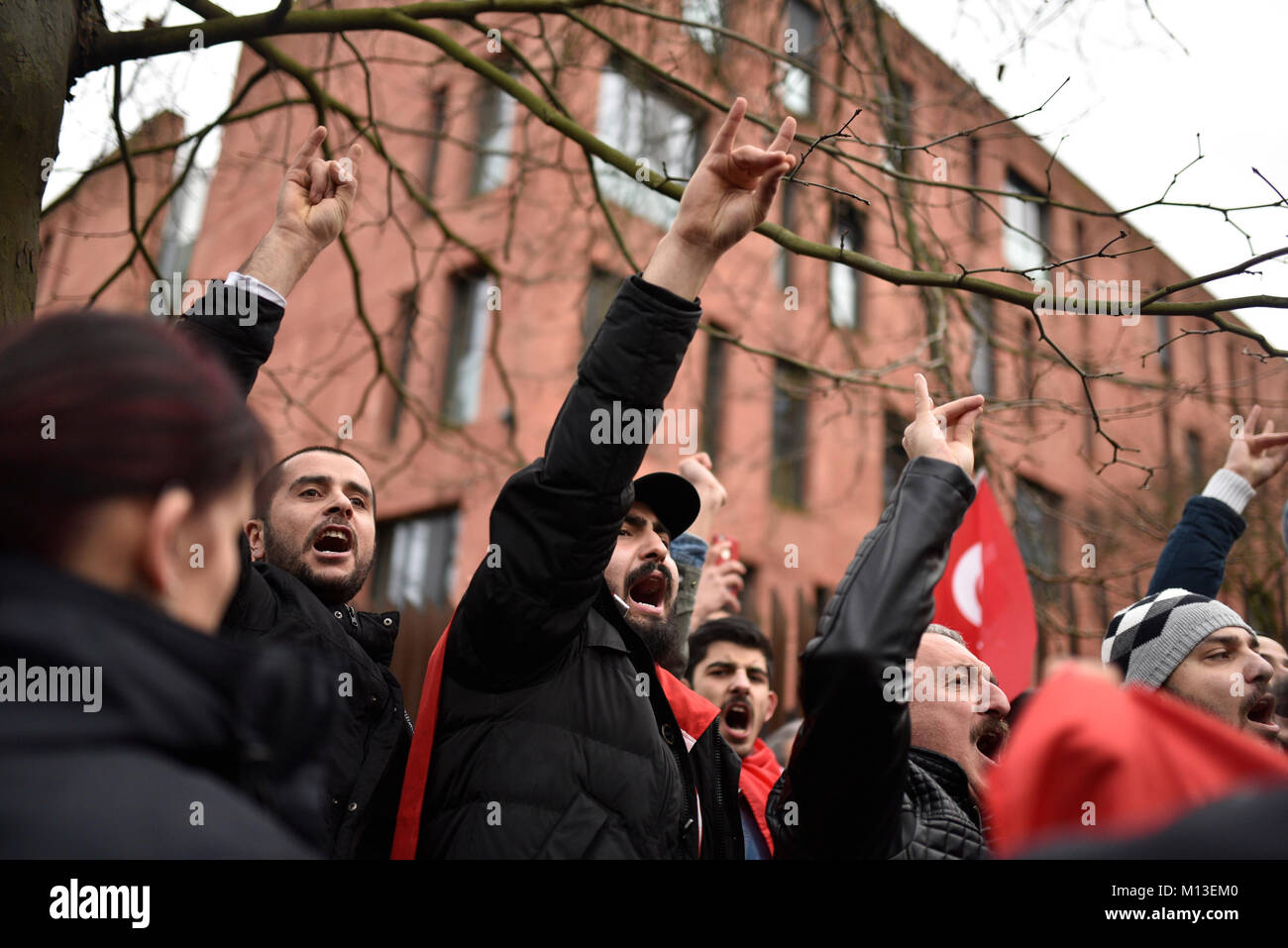 Berlin, Allemagne. 26 janvier, 2018. Les nationalistes turcs montrent le loup militaires durant une contre-manifestation. Plusieurs centaines de Kurdes manifestent devant l'ambassade de Turquie contre l'invasion de la Turquie de l'Afrin en Syrie.Kurdes qui vivent à Berlin a démontré en solidarité avec la ville d'Afrin et les combattants kurdes en Syrie. Contre l'invasion turque au nord province syrienne d'Afrin et l'attaque sur les forces de la SDF Kurdes et les milices arabes. Photo : Markus Heine/SOPA/ZUMA/Alamy Fil Live News Banque D'Images