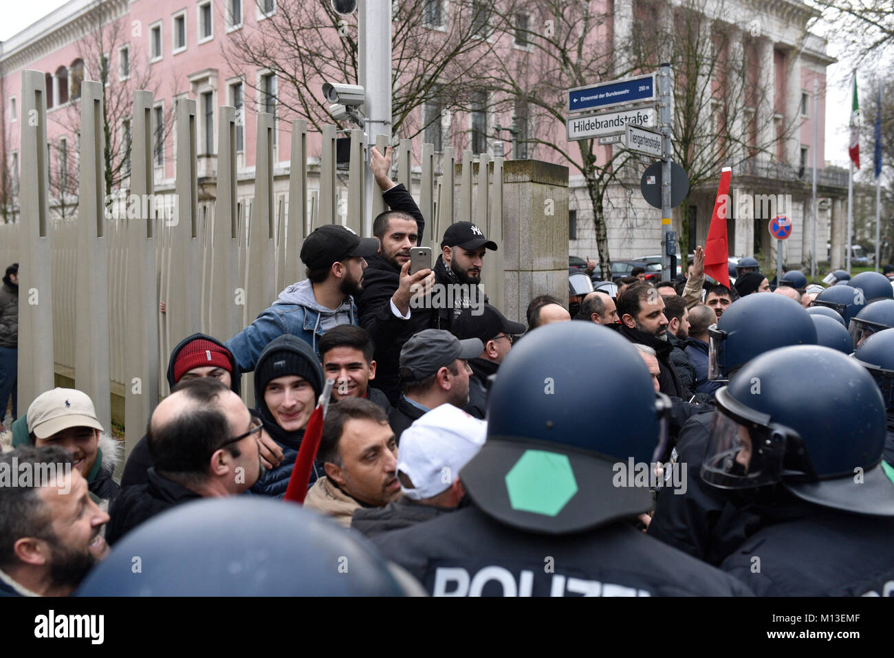 Berlin, Allemagne. 26 janvier, 2018. Nationaliste turc surrouded vu par la police lors de la contre-manifestation. Kurdes qui vivent à Berlin a démontré en solidarité avec la ville d'Afrin et les combattants kurdes en Syrie. Contre l'invasion turque au nord province syrienne d'Afrin et l'attaque sur les forces de la SDF Kurdes et les milices arabes. Photo : Markus Heine/SOPA/ZUMA/Alamy Fil Live News Banque D'Images