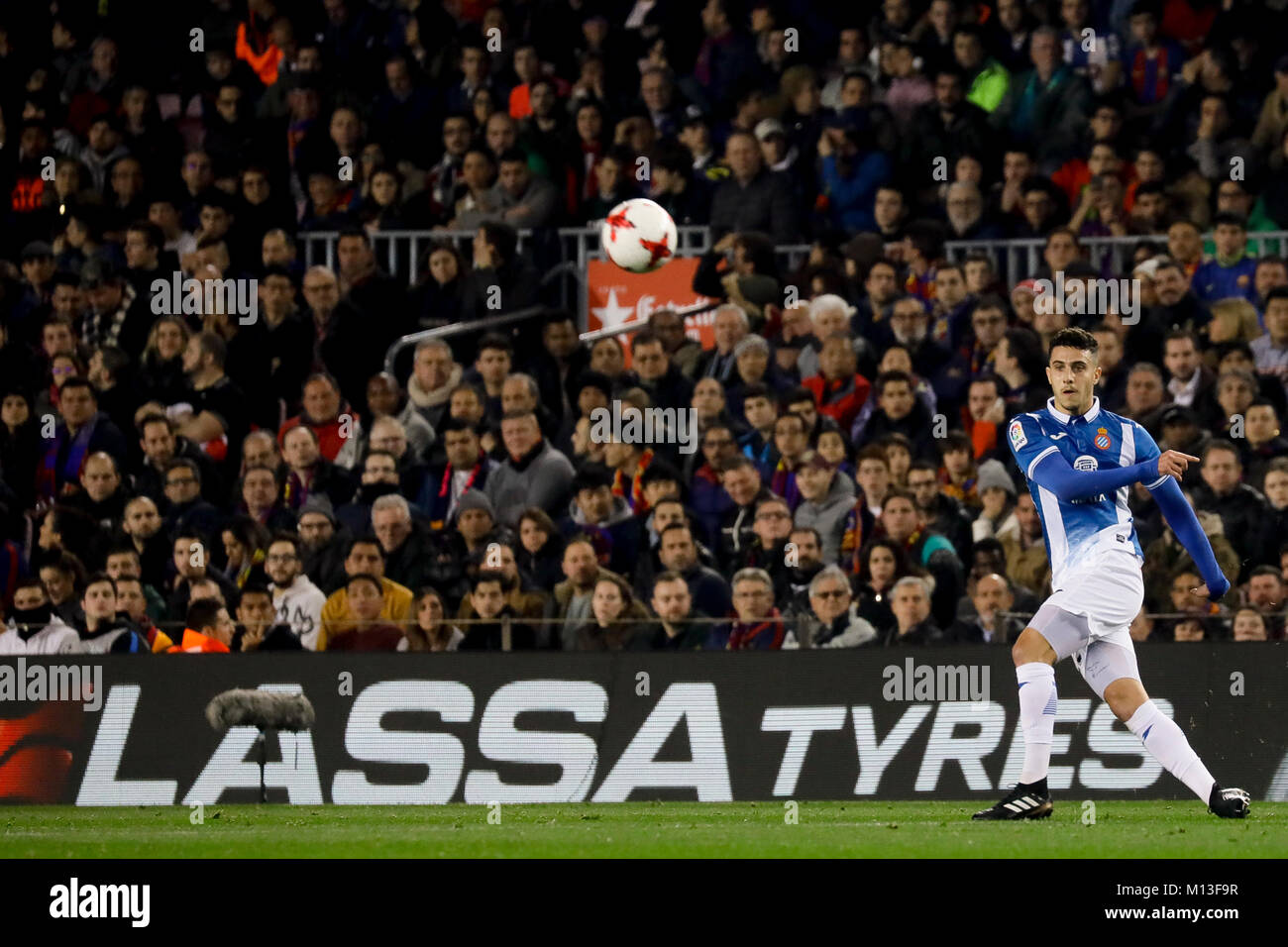 Camp Nou, Barcelona, Espagne. 25 janvier, 2018. Mario Hermoso Kicking the ball pendant les quarts de finale de la Copa del Rey de S.M. 17/18 sur le match entre le FC Barcelone et l'Espanyol au Camp Nou, Barcelona, Espagne. Photo : G. Loinaz/Alamy Live News Banque D'Images