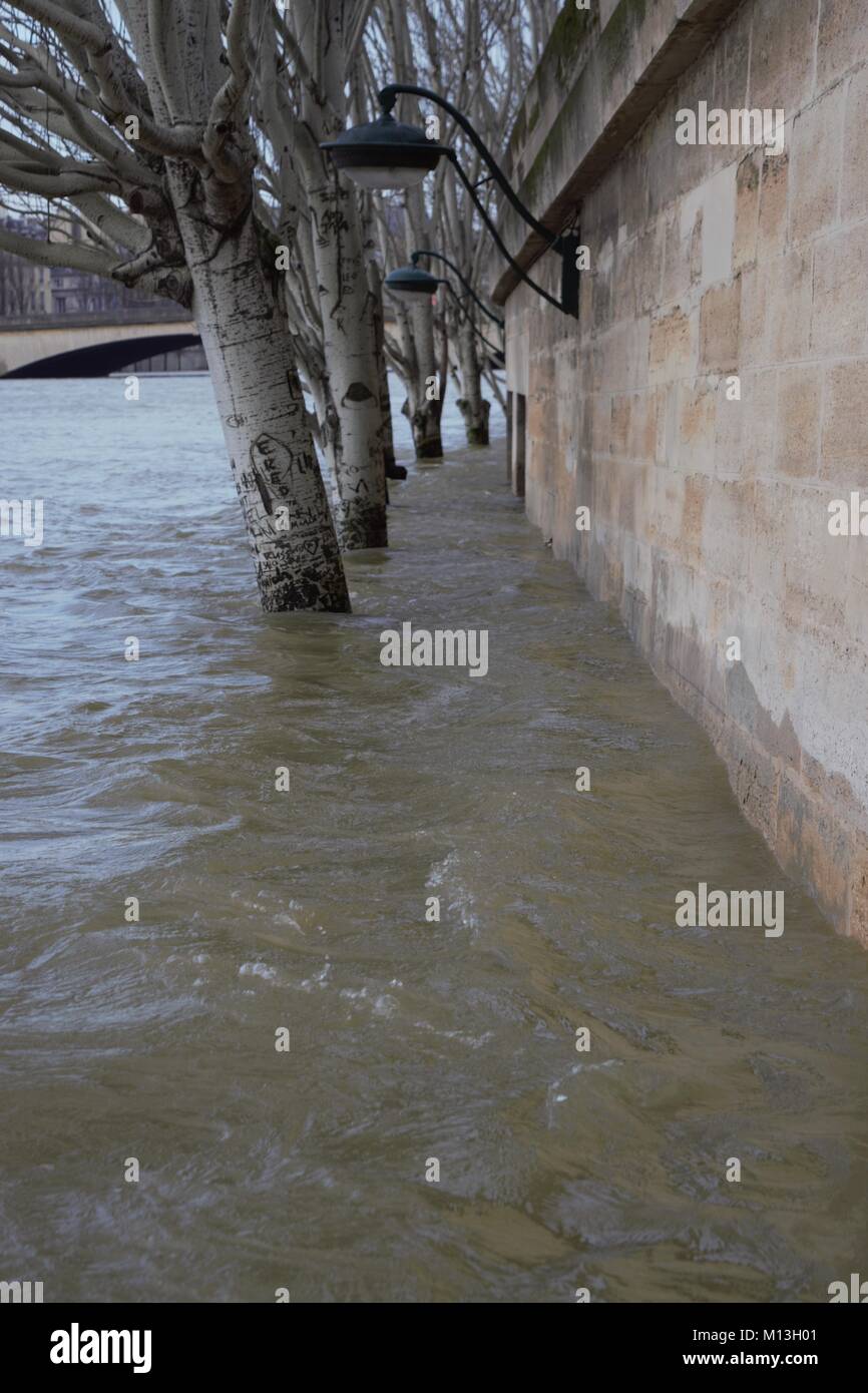 Seine continue d'augmenter à Paris le 26 janvier. Banque D'Images Seine continue d'augmenter à Paris le 26 janvier. Banque D'Images