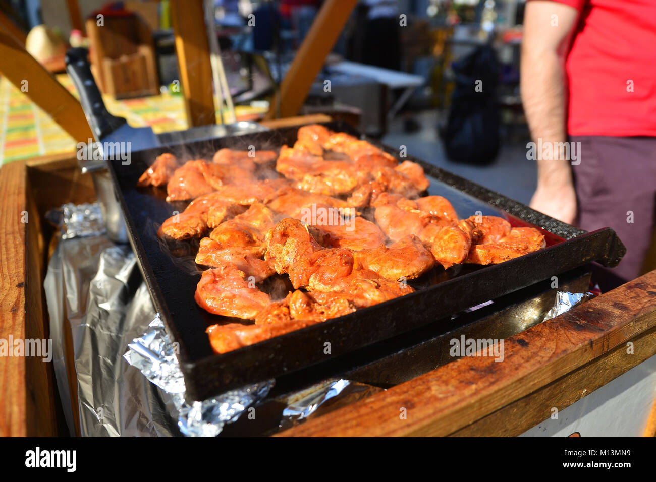 Ljubljana, Slovénie, le 20 octobre 2017.. Cuisine ouverte sur le marché alimentaire dans le centre de Ljubljana. Banque D'Images