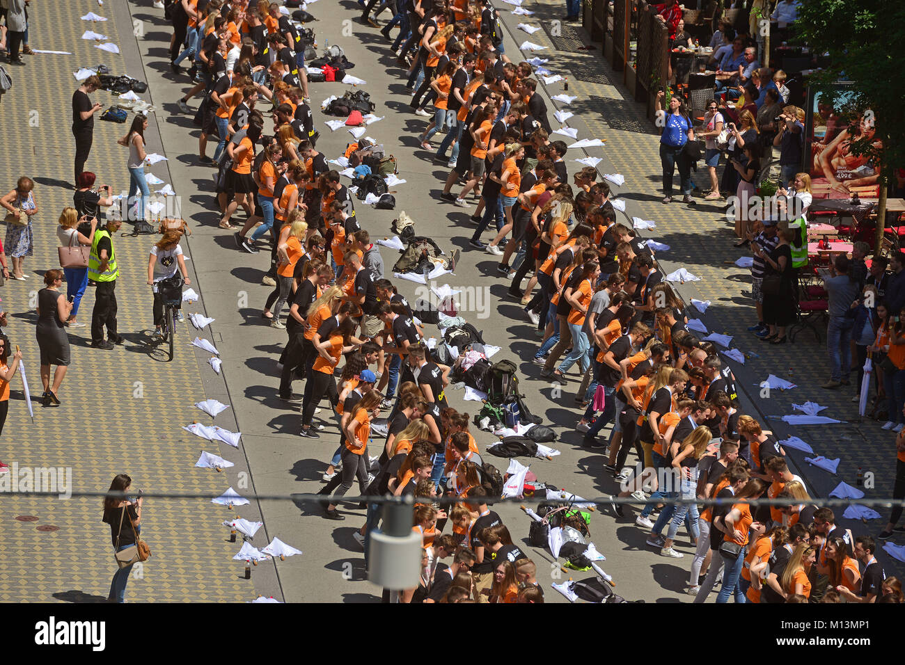 Ljubljana, Slovénie le 19 mai, 2017..la traditionnelle danse Quadrille par des milliers de diplômés du secondaire réalisée à Ljubljana. Banque D'Images