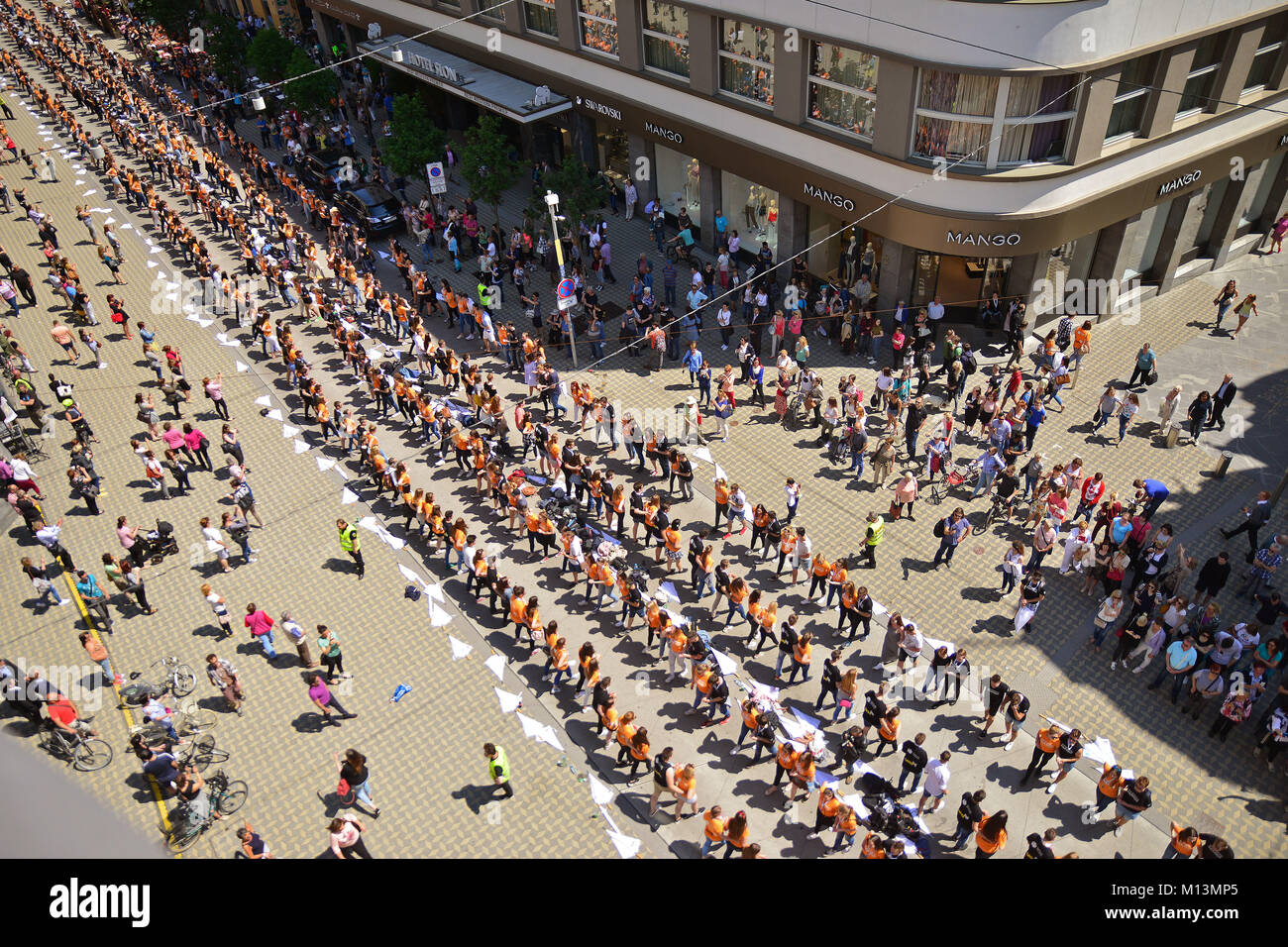 Ljubljana, Slovénie le 19 mai, 2017..la traditionnelle danse Quadrille par des milliers de diplômés du secondaire réalisée à Ljubljana. Banque D'Images