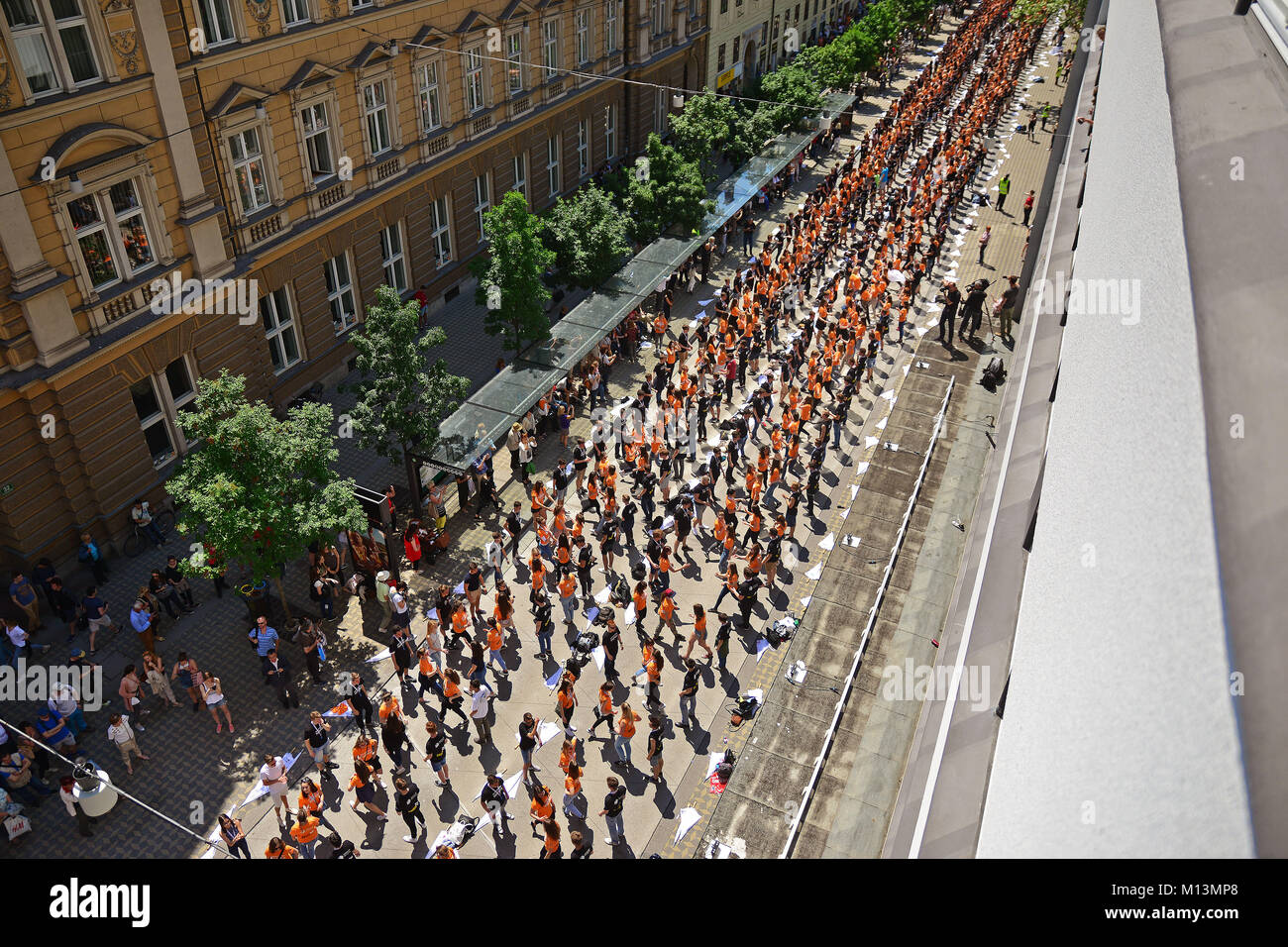 Ljubljana, Slovénie le 19 mai, 2017..la traditionnelle danse Quadrille par des milliers de diplômés du secondaire réalisée à Ljubljana. Banque D'Images