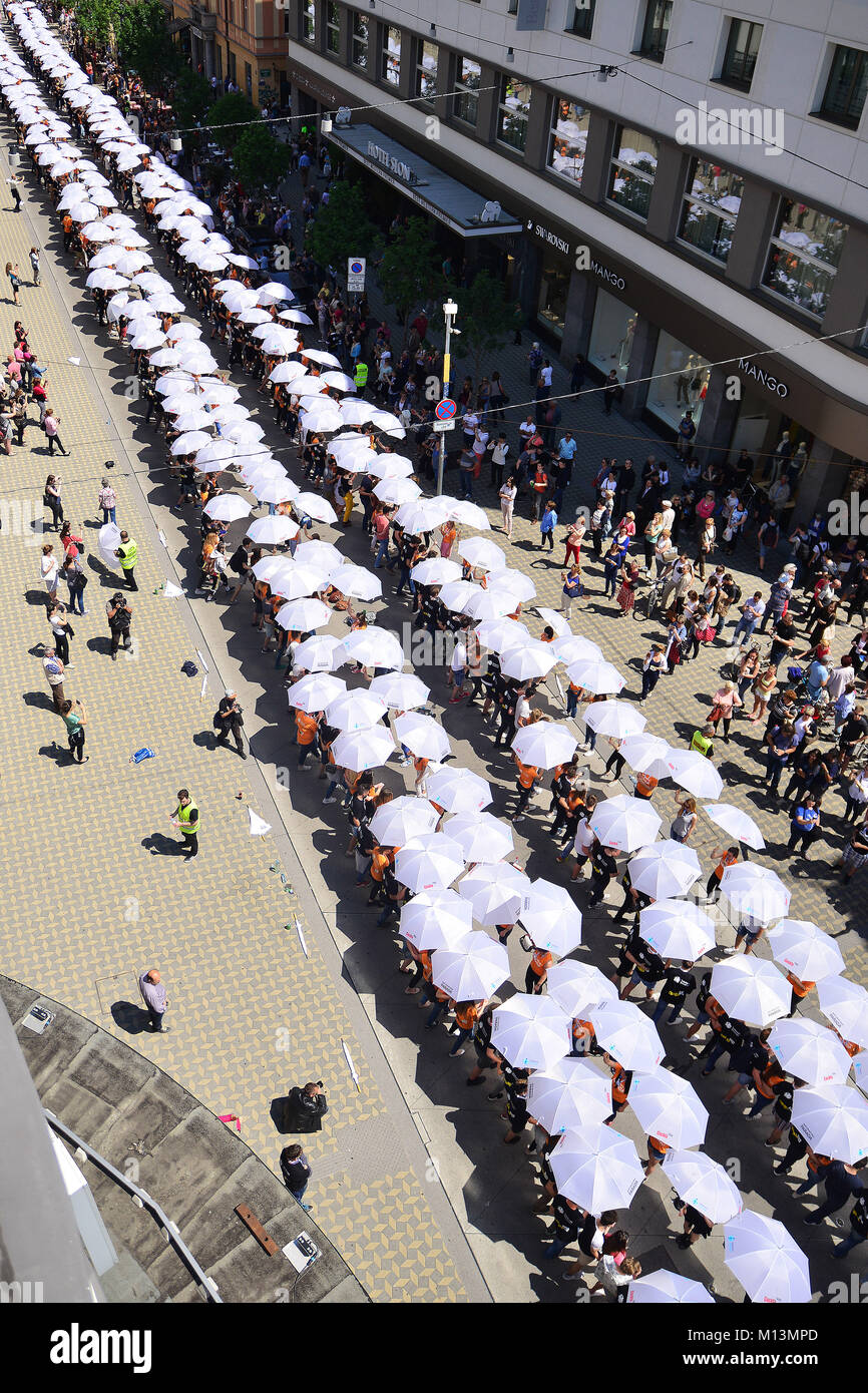 Ljubljana, Slovénie le 19 mai, 2017..la traditionnelle danse Quadrille par des milliers de diplômés du secondaire réalisée à Ljubljana. Banque D'Images