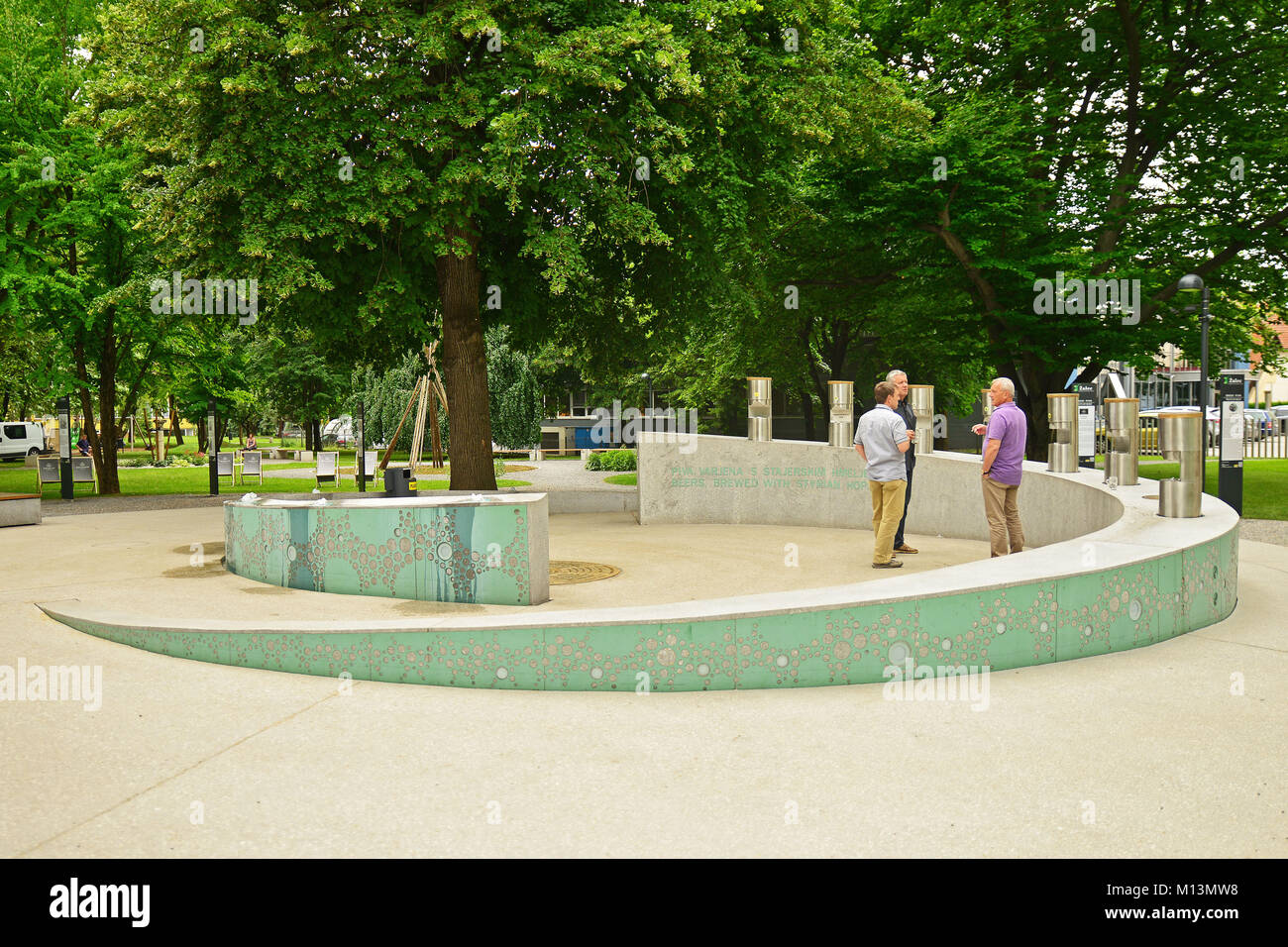 Ljubljana, Slovénie, le 5 juin 2017.. Première bière Fontaine - La Fontaine d'or vert, dans l'Europe vue de Zalec. Banque D'Images