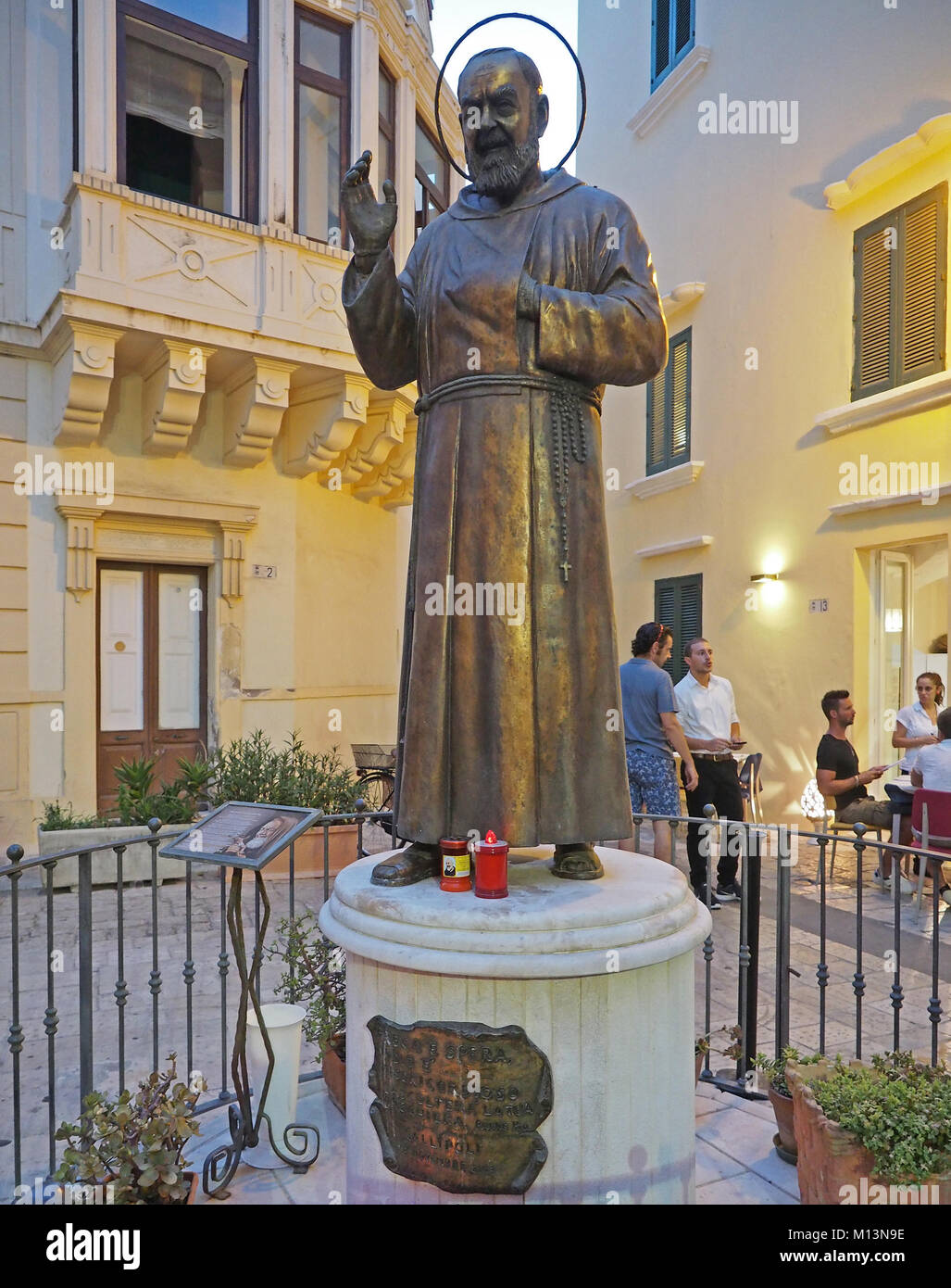 L'Europe, Italie, Pouilles, Salento, Gallipoli, ville historique, restaurants sur la Piazza De Amicis Banque D'Images