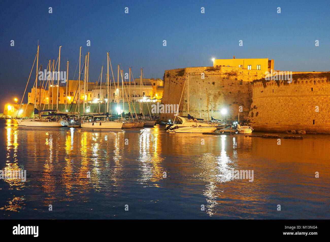 L'Europe, Italie, Pouilles, Salento, Gallipoli, citadelle,ville historique,port et château,Mer Ionienne Banque D'Images