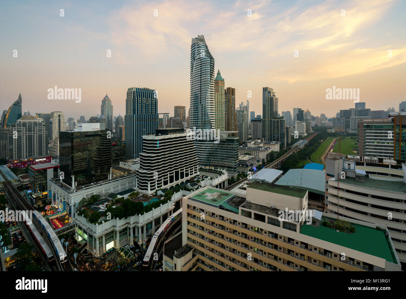 Immeuble moderne dans le quartier des affaires de Bangkok à Bangkok city skyline avec avant le coucher du soleil, en Thaïlande. Banque D'Images