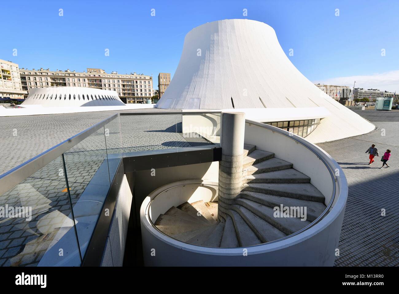 France, Seine Maritime, Le Havre, ville reconstruite par Auguste Perret classé au Patrimoine Mondial par l'UNESCO, de l'espace Niemeyer, Le volcan (le volcan) par l'architecte Oscar Niemeyer, le premier centre culturel construit en France Banque D'Images