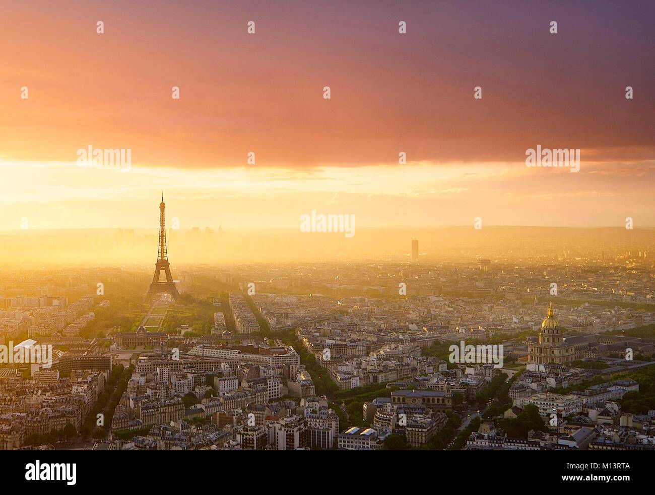 France, Paris, Paris, vue depuis le dernier étage de la tour Montparnasse, au coucher du soleil Banque D'Images