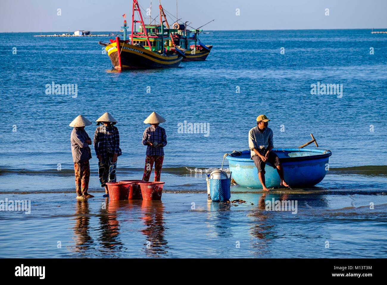 Vietnam, Mui Ne, les pêcheurs wifes poissons tri en face de port de pêche Banque D'Images