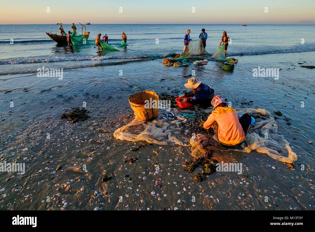 Vietnam, la province de Binh Thuan, Mui Ne, les pêcheurs en face du port de pêche Banque D'Images
