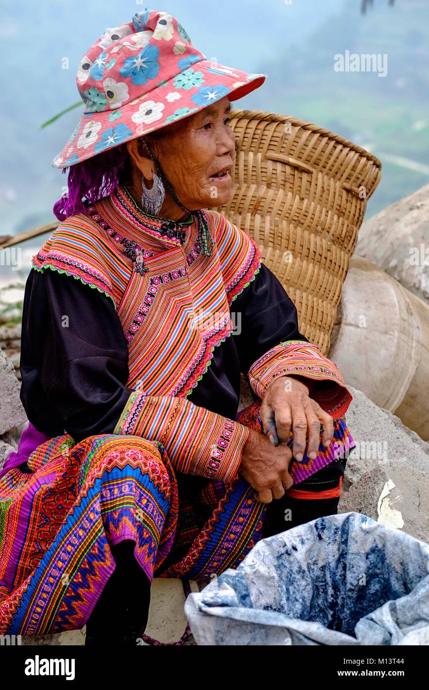 Vietnam, Ha Giang, l'homme de péché ou Xin Man, Sin district homme marché, groupe ethnique minoritaire des Hmongs fleurs Banque D'Images