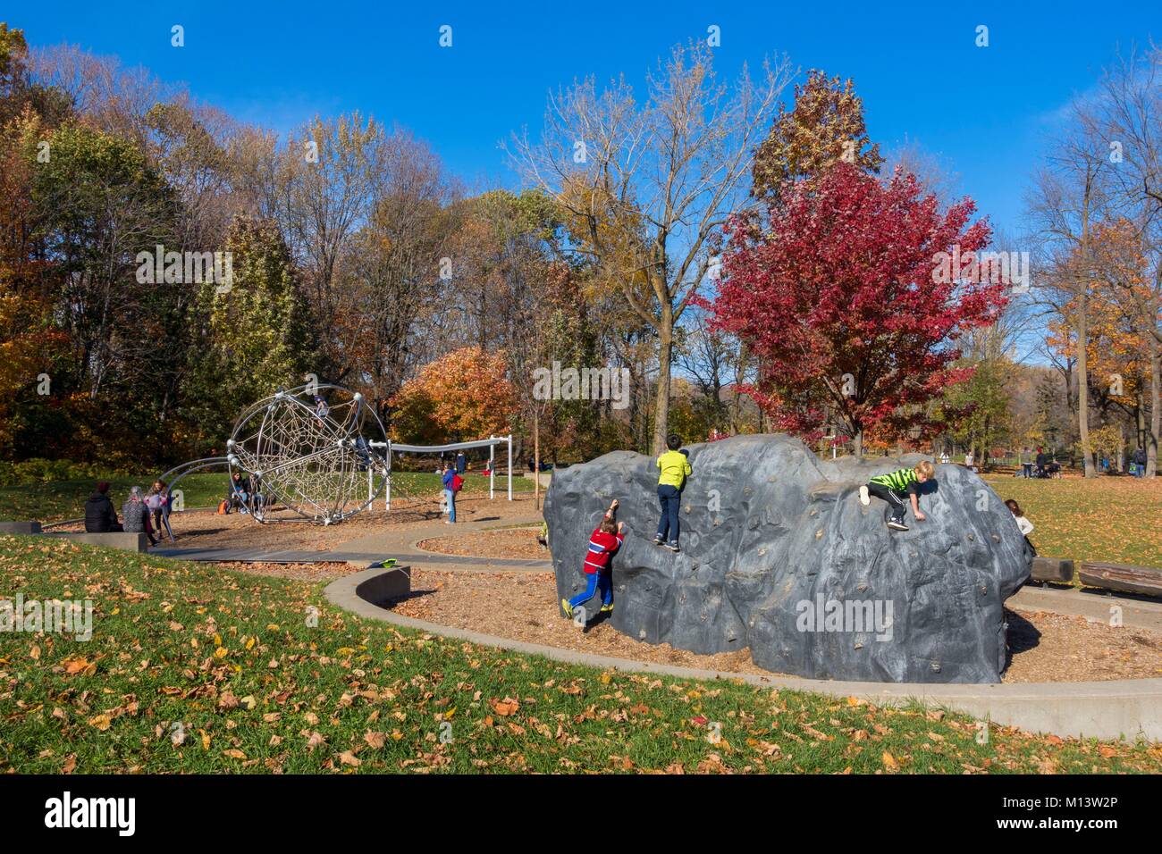 Canada, Province de Québec, Montréal, Parc du mont Royal, aire de jeux pour enfants près de Beaver Lake Banque D'Images