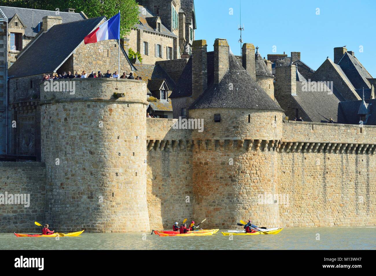 France, Manche, Baie du Mont Saint Michel classé au Patrimoine Mondial par l'UNESCO, le Mont Saint Michel, les kayakistes lors de la marée haute Banque D'Images