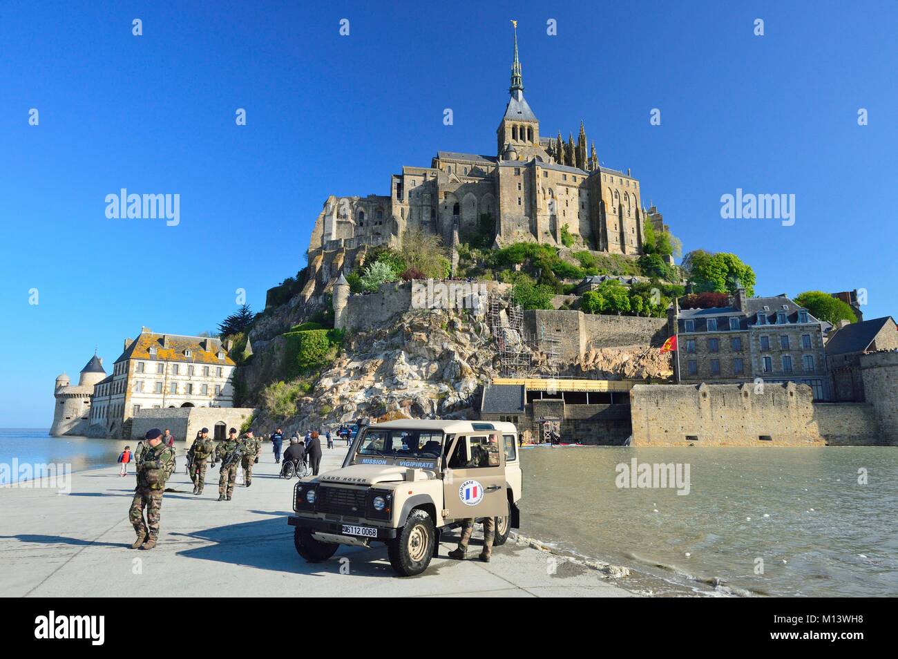 France, Manche, Baie du Mont Saint Michel classé au Patrimoine Mondial par l'UNESCO, le Mont Saint Michel, plan Vigipirate militaire Banque D'Images