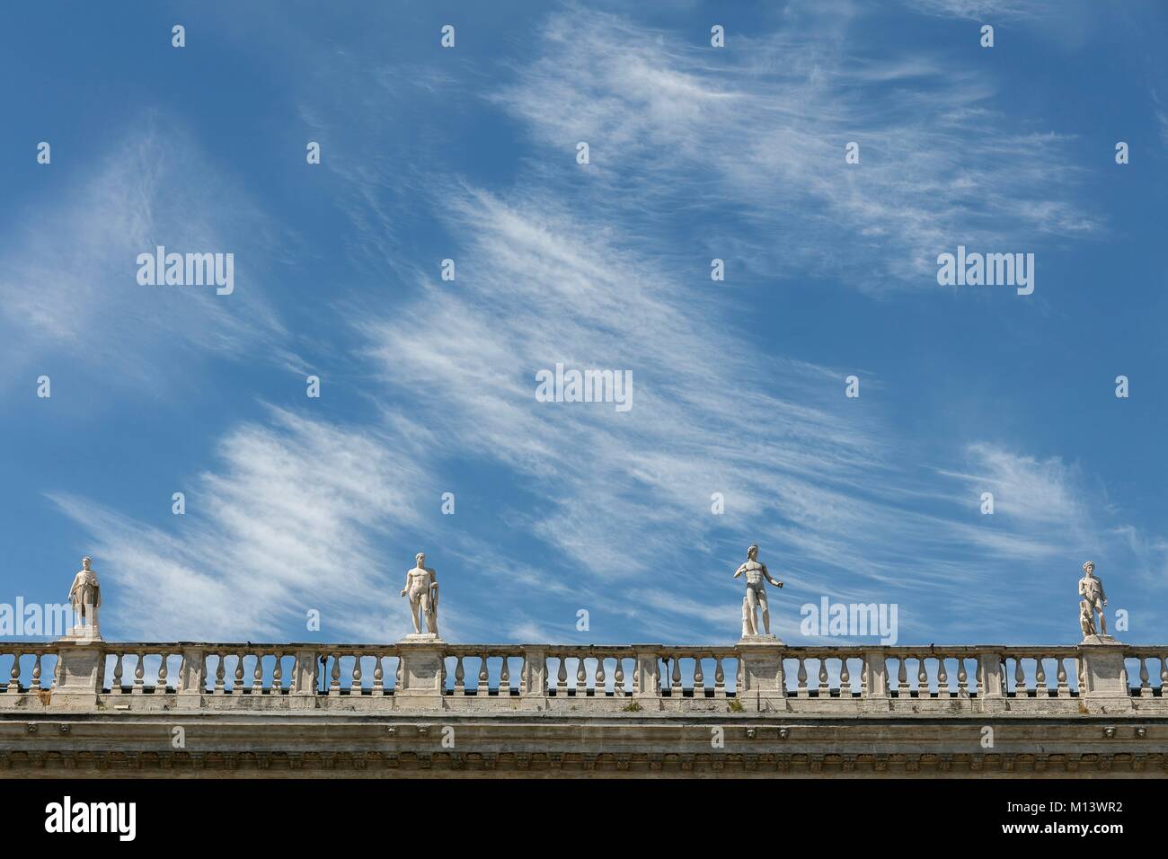 L'Italie, Latium, Rome, le centre historique classé au Patrimoine Mondial de l'UNESCO, la Piazza del Campidoglio (Place du Capitole), le Pallazo Nuovo, statues de toit Banque D'Images