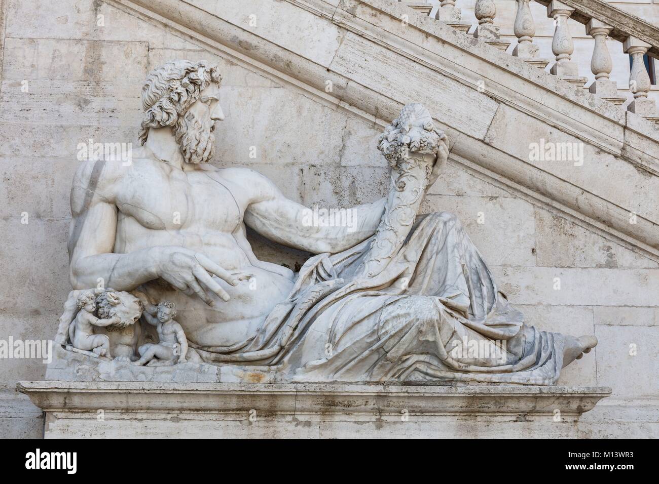 L'Italie, Latium, Rome, le centre historique classé au Patrimoine Mondial de l'UNESCO, la Piazza del Campidoglio (Place du Capitole), statue de dieu du Tibre Banque D'Images