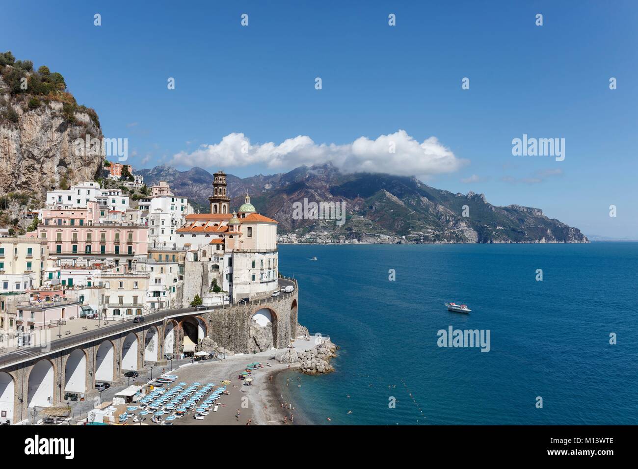 L'Italie, Campanie, Atrani, côte amalfitaine inscrite au Patrimoine Mondial de l'UNESCO, la plage et le village Banque D'Images