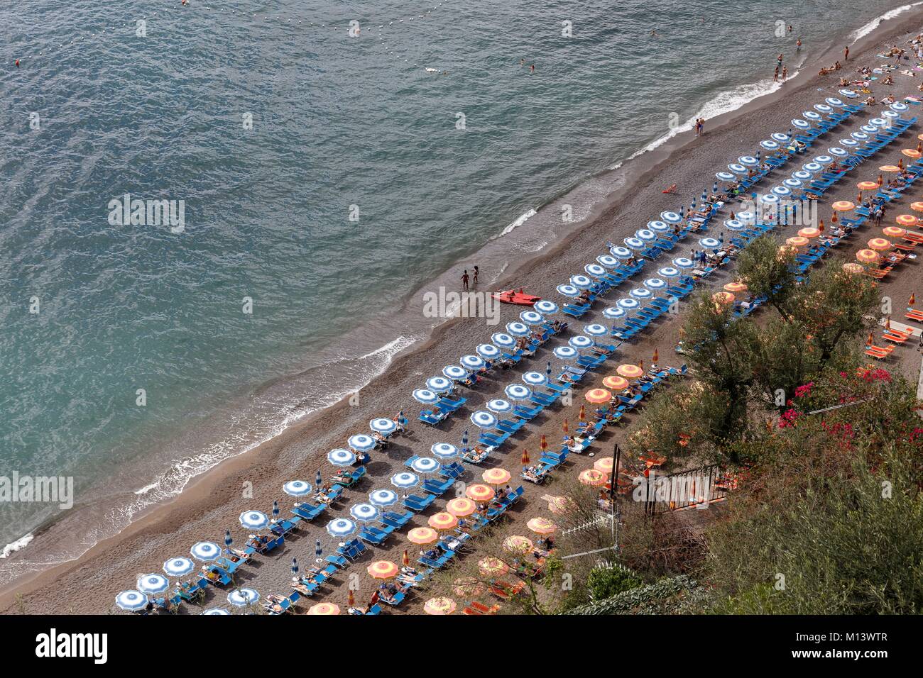 L'Italie, Campanie, Positano, côte amalfitaine inscrite au Patrimoine Mondial de l'UNESCO, Sentiero degli Dei (chemin des dieux), des parasols sur la plage Banque D'Images