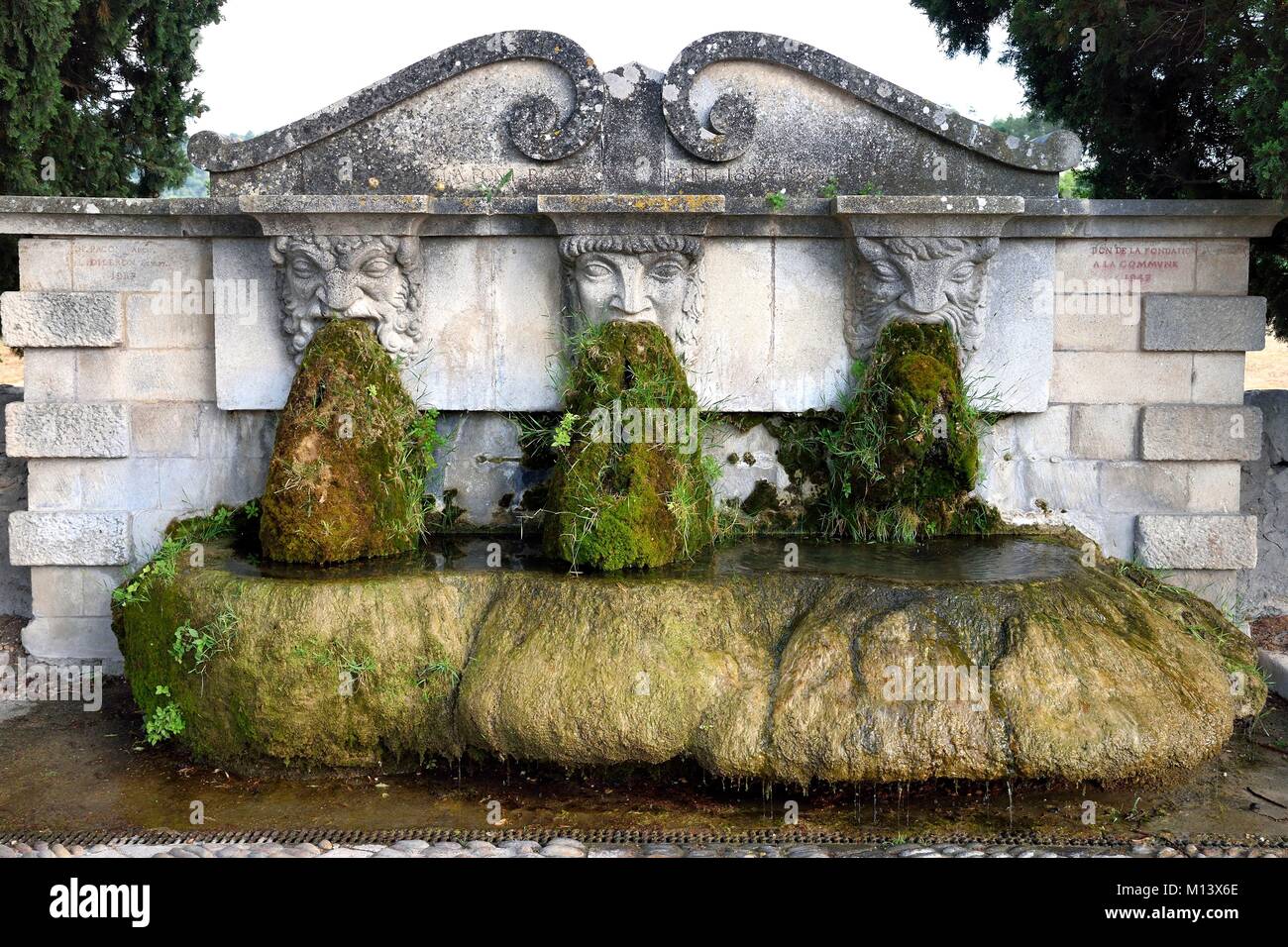 Fountain lourmarin provence france Banque de photographies et d'images à  haute résolution - Alamy