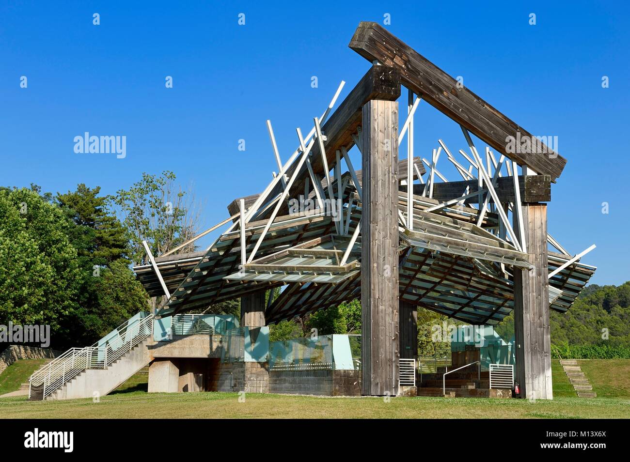 France, Bouches du Rhone, Le Puy Sainte Reparade, Chateau La Coste vignoble et centre d'art contemporain, de musique Pavillon par Frank O. Gehry (Mention obligatoire) Banque D'Images