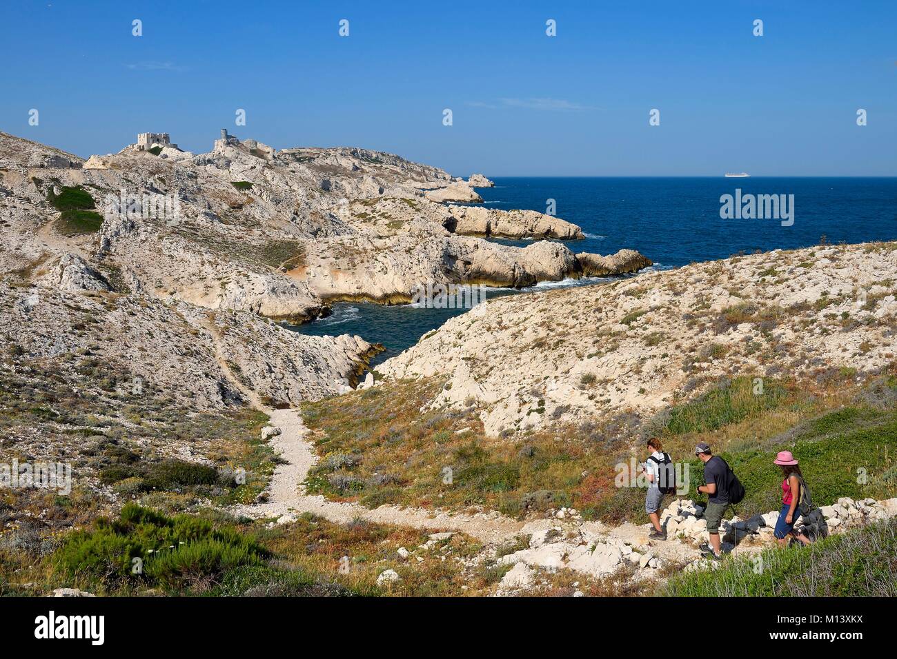 France, Bouches du Rhône, Marseille, Parc National des Calanques, l'archipel des îles du Frioul, l'île de Pomegues, les randonneurs sur un sentier et l'Pomeguet tour construite en 1860 dans l'arrière-plan Banque D'Images