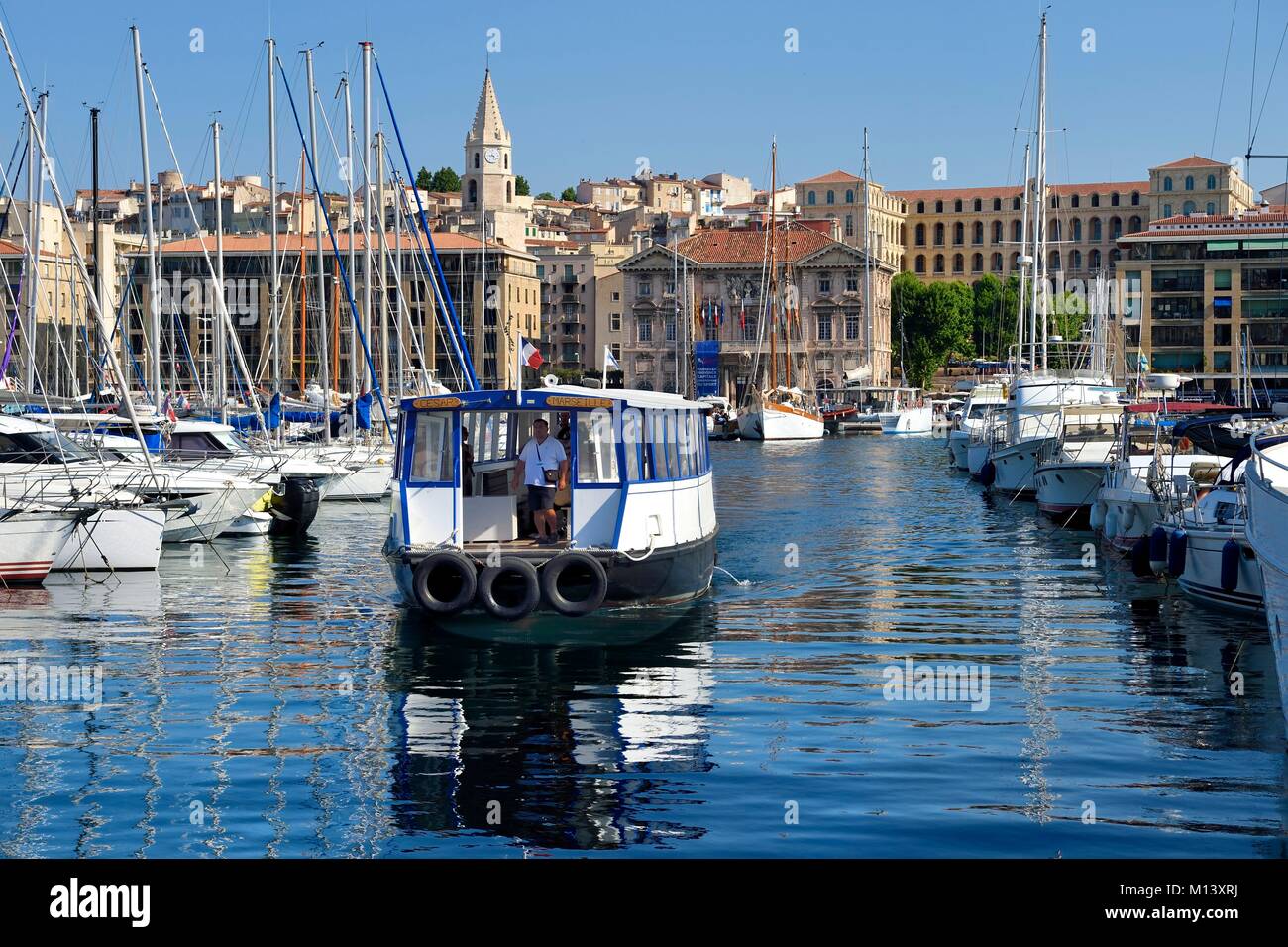 France, Bouches du Rhône, Marseille, le Vieux Port, le ferry qui traverse  le port, l'hôtel de ville en arrière-plan Photo Stock - Alamy