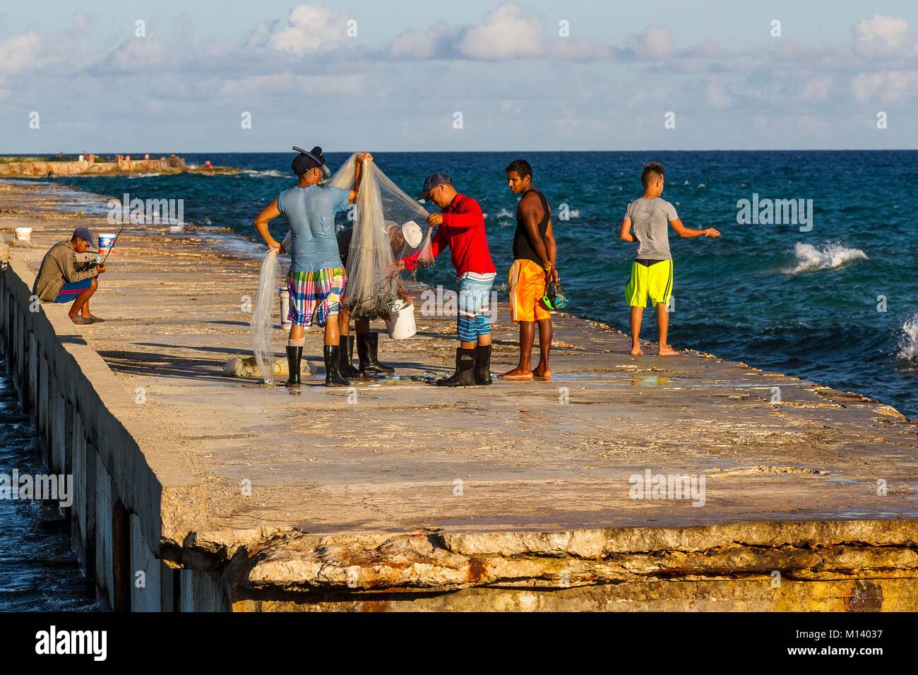 Cuba, péninsule de Zapata, Baie des Cochons, Playa Giron, les pêcheurs sur le quai Banque D'Images