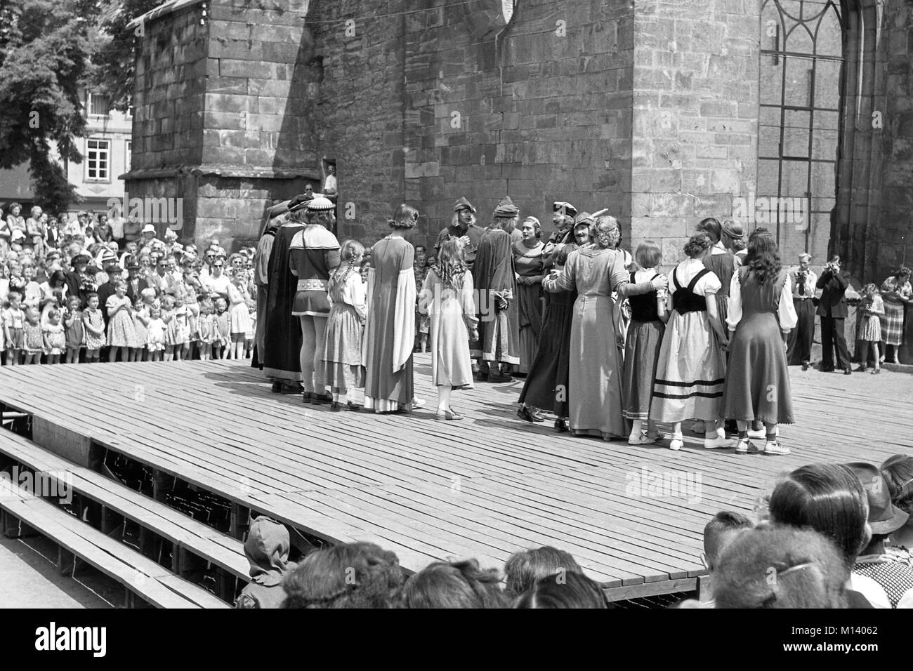 Joueur de flûte de Hamelin Cérémonie à Hamelin, l'Allemagne environ 1955 image  8/36  Le maire s'engage à payer une somme importante à condition que les rats sont partis. Banque D'Images