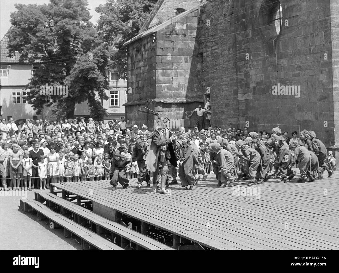 Joueur de flûte de Hamelin Cérémonie à Hamelin, l'Allemagne environ 1955 image    15/36 Plus les rats semblent et suivez le joueur de flûte. Banque D'Images