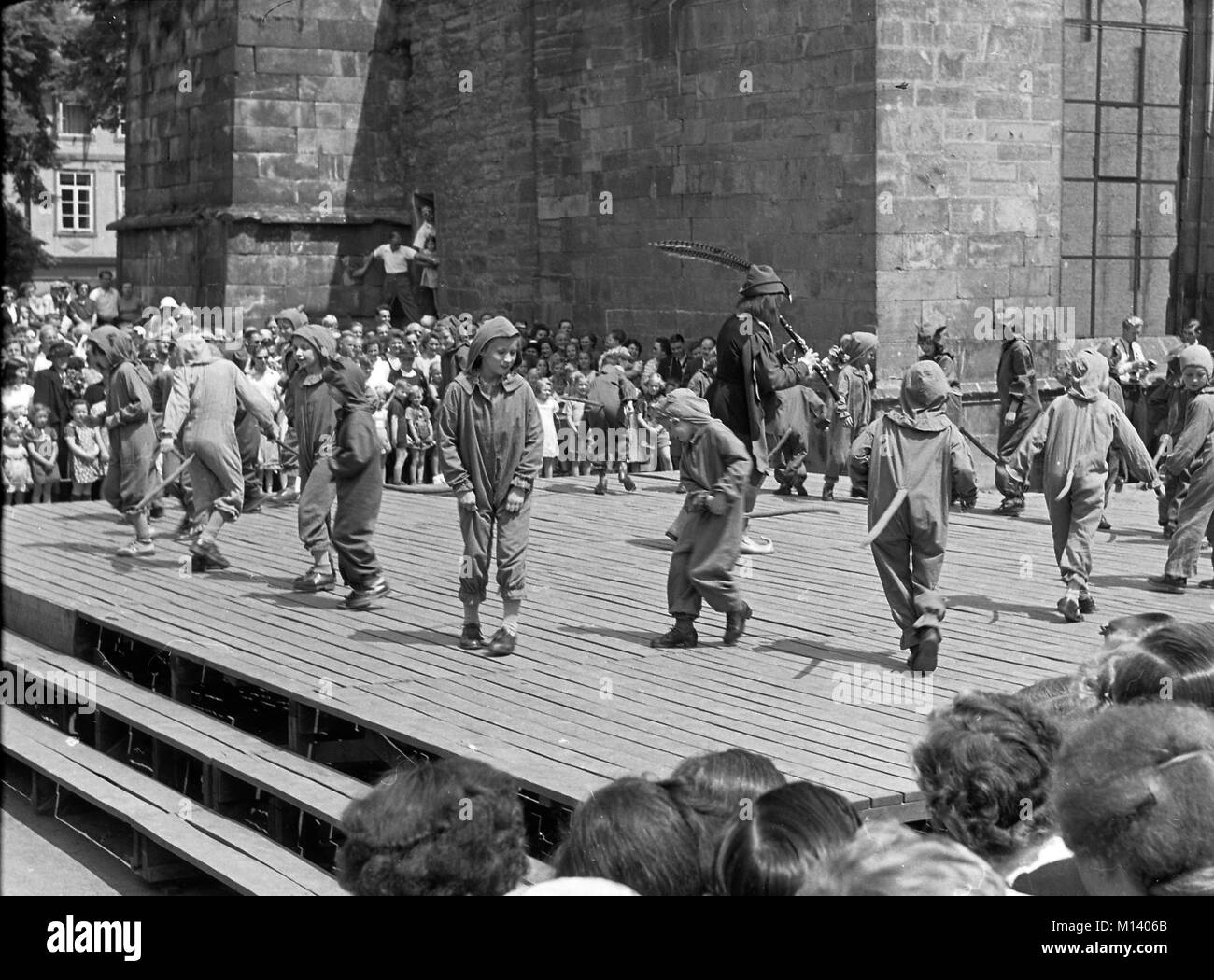 Joueur de flûte de Hamelin Cérémonie à Hamelin, l'Allemagne environ 1955 image    16/36 The Pied Piper conduit les rats à l'écart de la ville. Banque D'Images