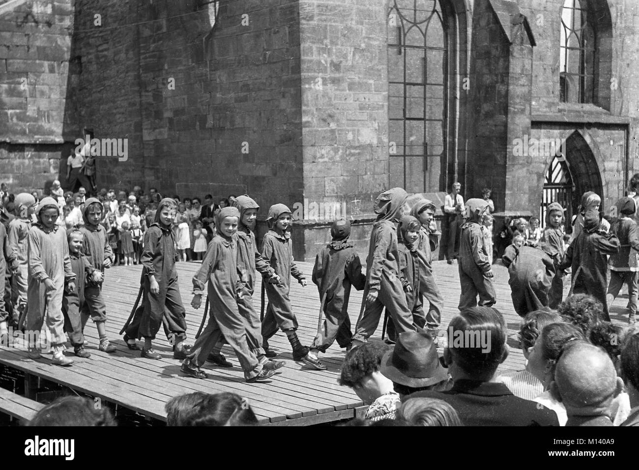 Joueur de flûte de Hamelin Cérémonie à Hamelin, l'Allemagne environ 1955 image    36/36 Full cast de la jouer sur scène. Banque D'Images