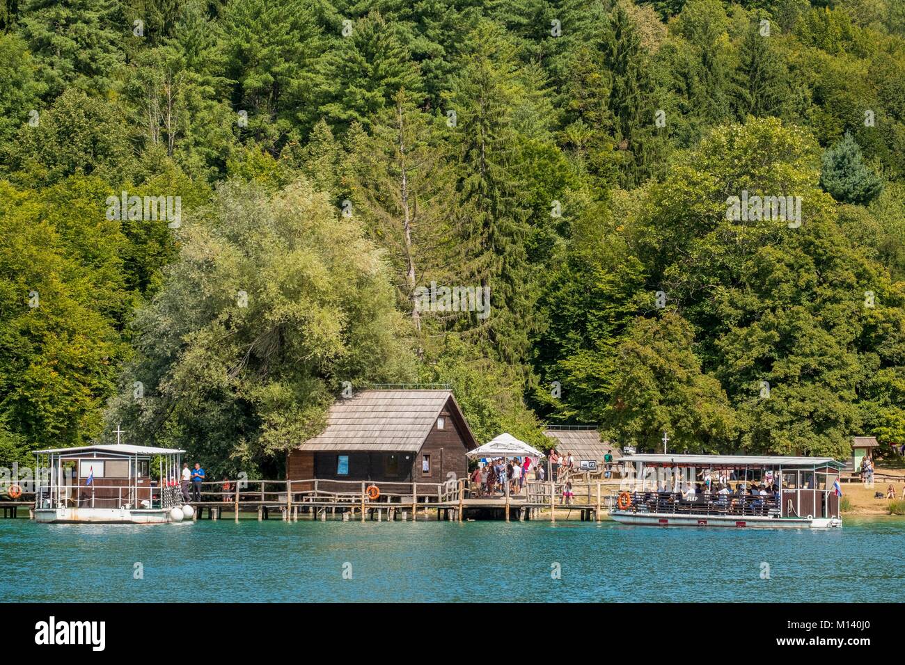 La Croatie, Dalmatie du Nord, le parc national des Lacs de Plitvice classé au Patrimoine Mondial par l'UNESCO, des lacs, location bateau sur le lac Kozjak Banque D'Images