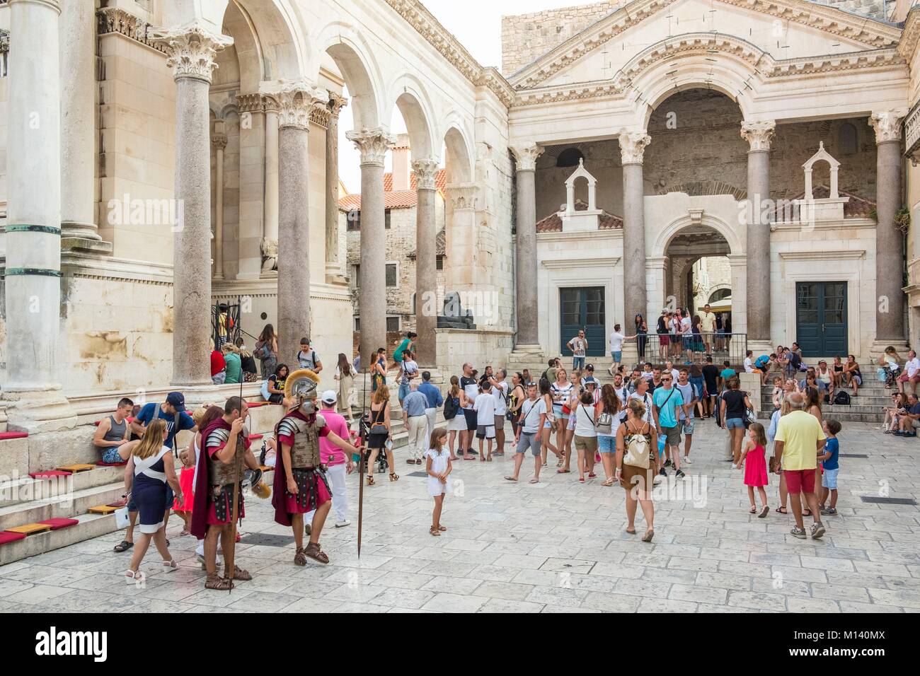 Croatie, Dalmatie Centrale, de la côte dalmate, Split, la vieille ville romaine classée au Patrimoine Mondial de l'UNESCO, le palais de Dioclétien, le péristyle Banque D'Images