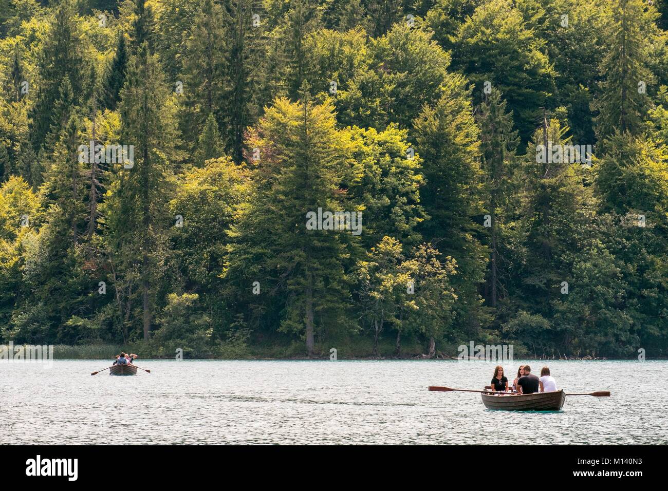 La Croatie, Dalmatie du Nord, le parc national des Lacs de Plitvice classé au Patrimoine Mondial par l'UNESCO, des lacs, location bateau sur le lac Kozjak Banque D'Images