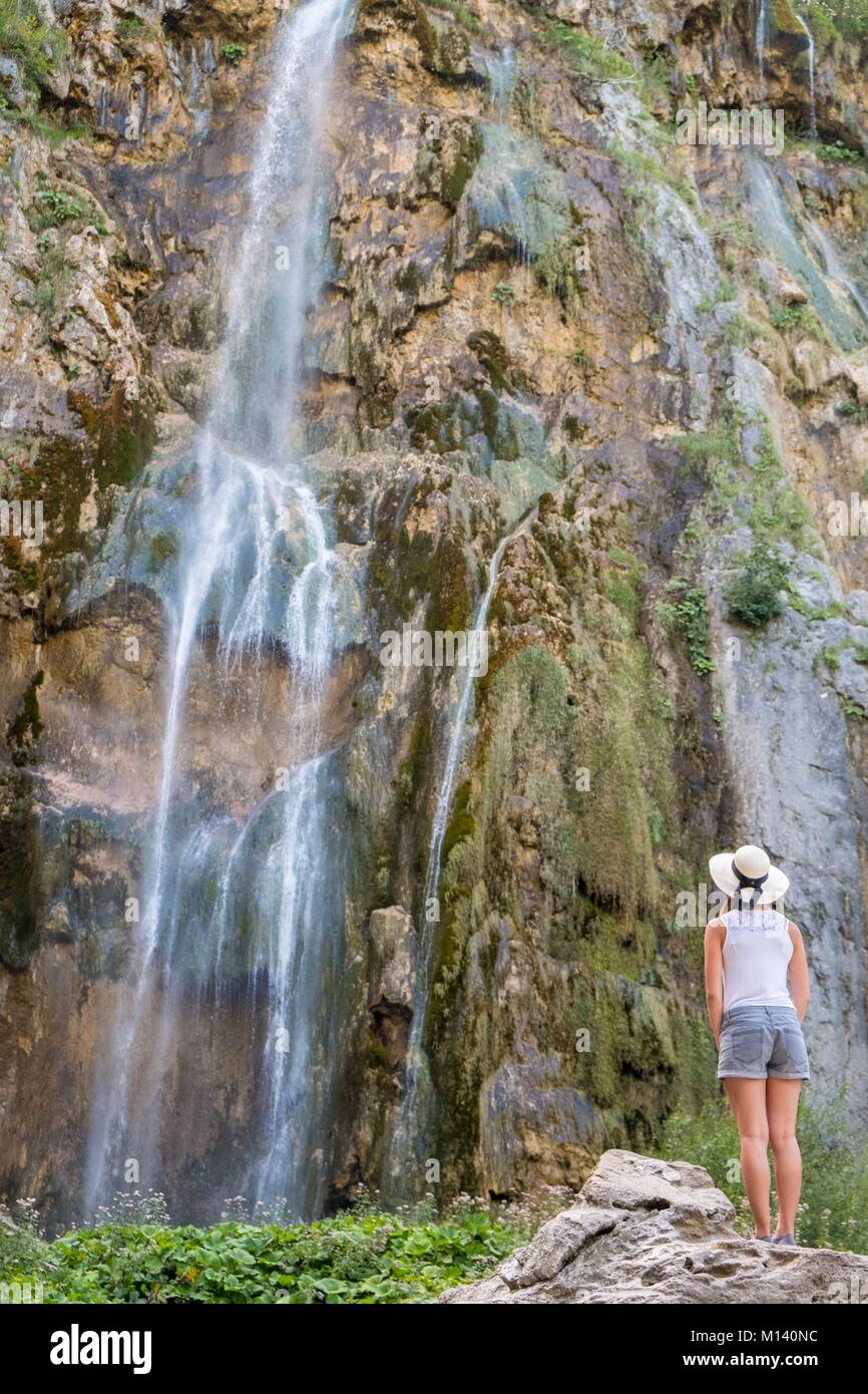 La Croatie, Dalmatie du Nord, le parc national des Lacs de Plitvice, classé au Patrimoine Mondial par l'UNESCO, lacs, grande cascade Veliki Slap) (70 mètres de haut Banque D'Images