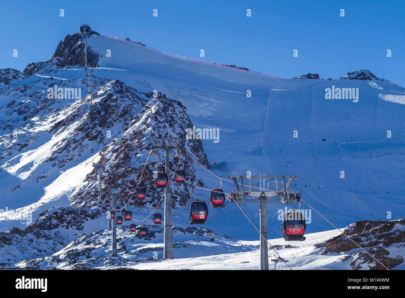 Autriche, Tyrol, Pitztal, Mittelberg, domaine skiable du Glacier de Pitztal,  remontées mécaniques par le Gletcherexpress gare, d'une altitude de 2840  mètres, l'hiver Photo Stock - Alamy