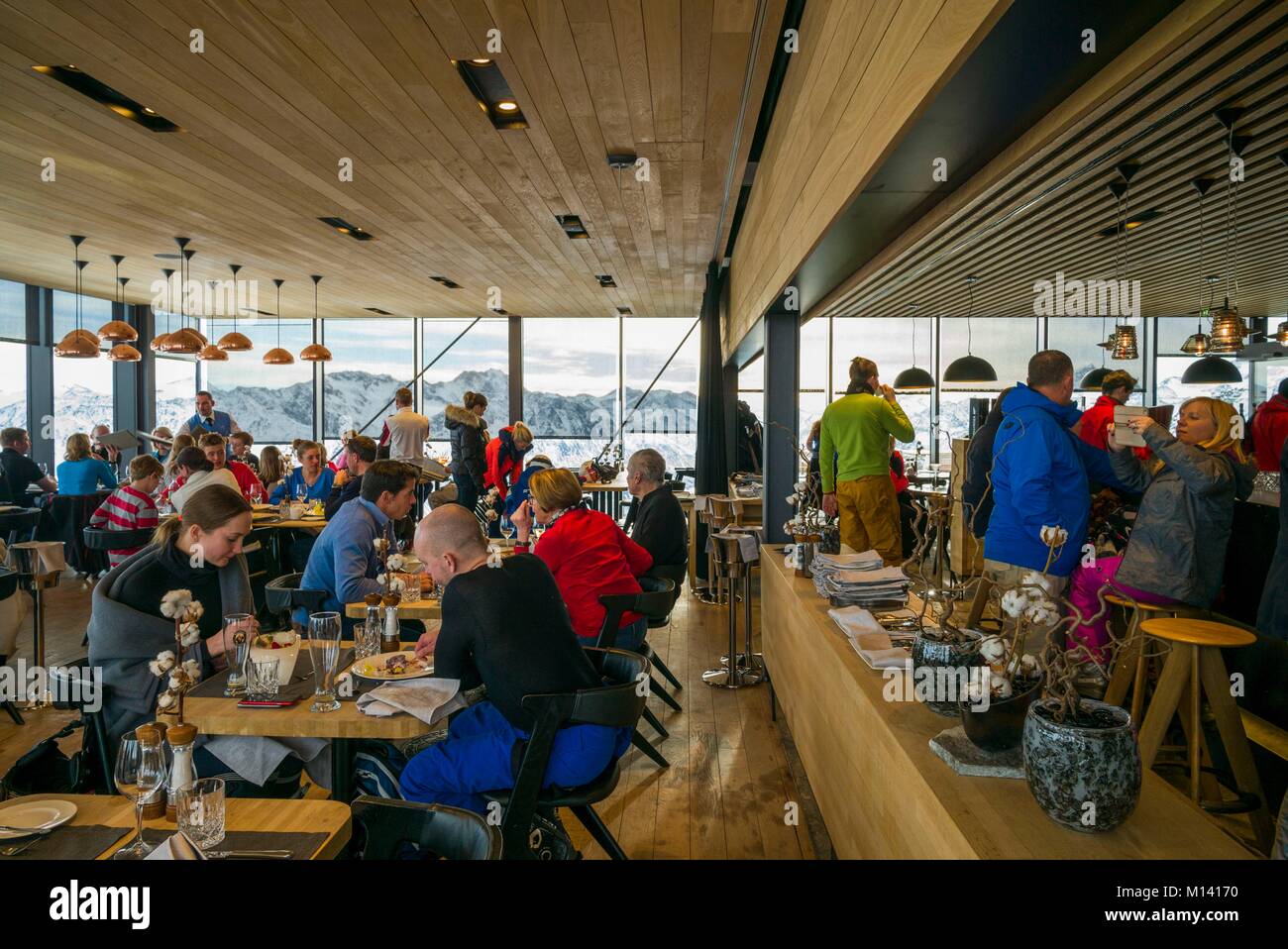 L'Autriche, le Tyrol, l'Otztal, Gaislachkogl, Solden ski mountain, 3058, l'altitude du sommet de Gaislachkogl mètres, Ice Q restaurant gastronomique, de l'intérieur, l'hiver Banque D'Images