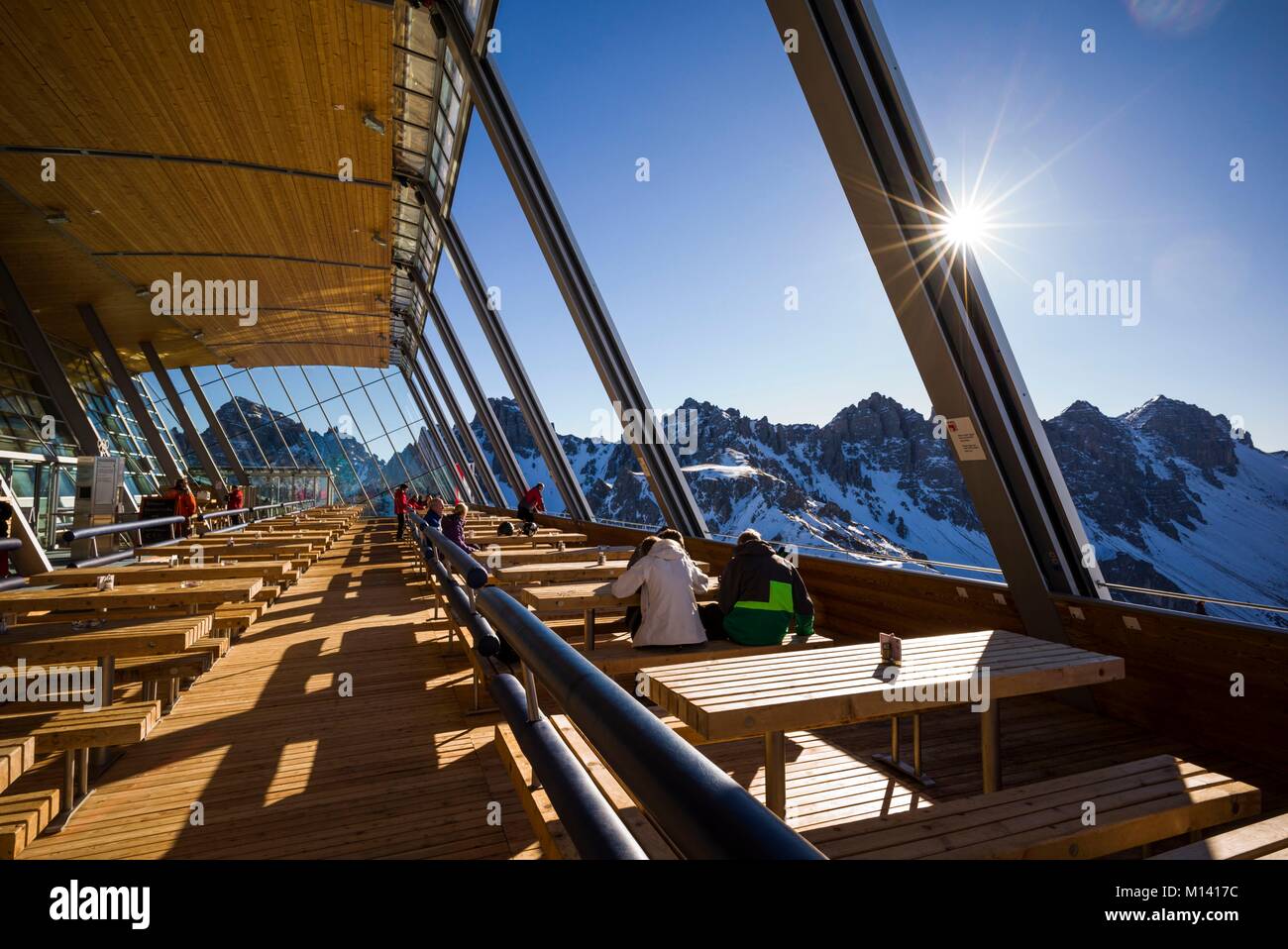 Autriche, Tyrol, Axamer Lizum, village d'accueil des Jeux Olympiques d'hiver de 1964 et 1976, le Restaurant Haus Hoadl coin repas, d'une altitude de 2340 mètres, l'hiver Banque D'Images