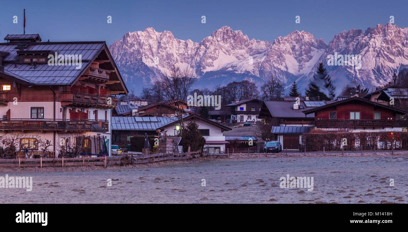 Autriche, Tyrol, Aurach bei Kitzbühel, village et Kitzbuheler Horn, l'aube, l'hiver Banque D'Images