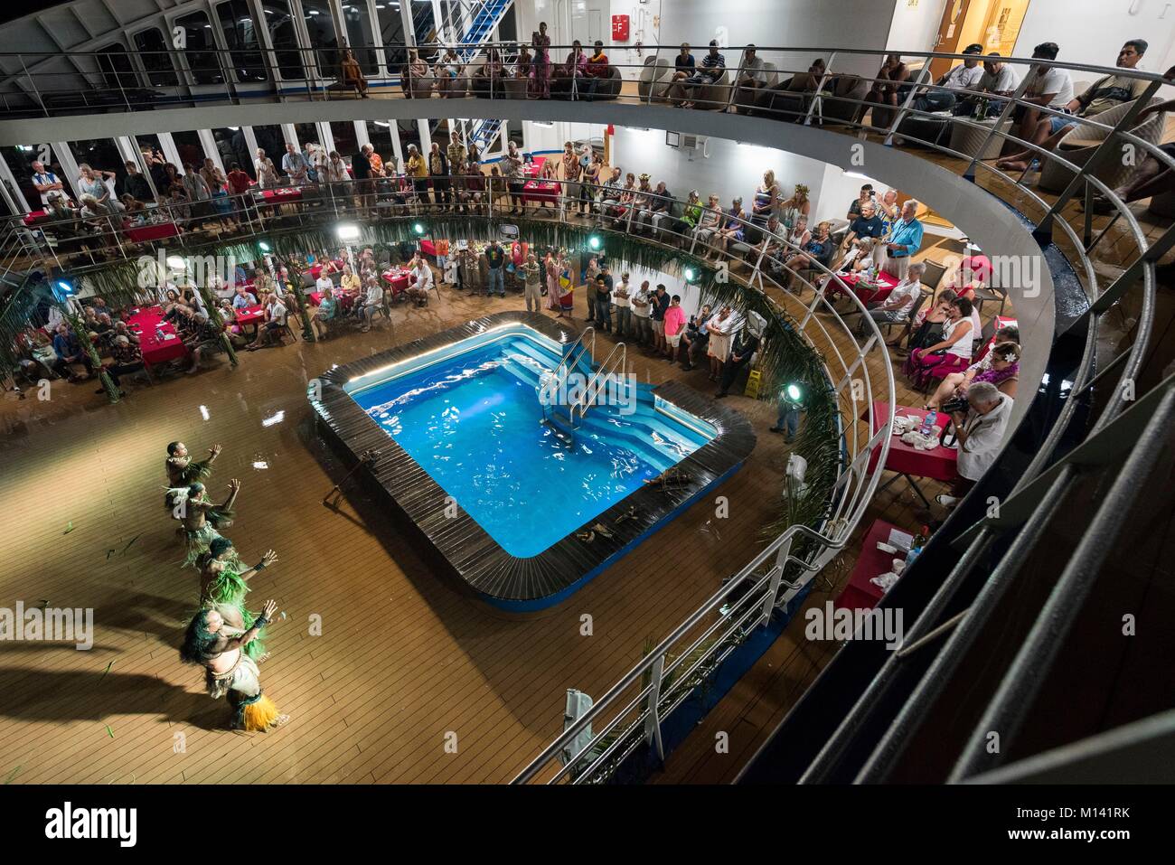 La France, la Polynésie française, l'archipel des Marquises, Aranui 5 soirée Polynésienne, croisière autour de la piscine, danse Marquisienne Banque D'Images