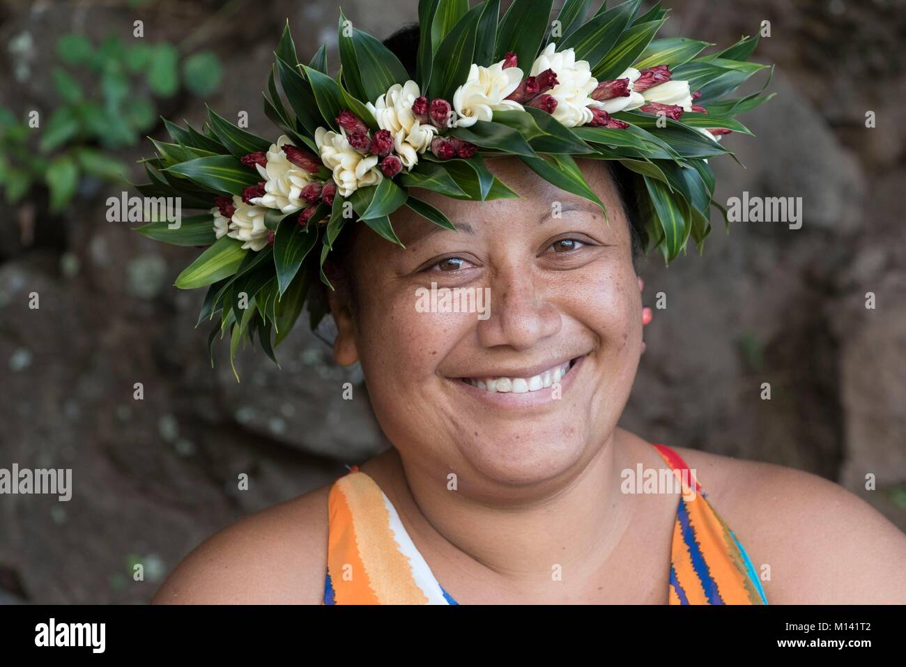 La France, la Polynésie française, l'archipel des Marquises, l'île de Tahuata, Hapatoni, femme avec couronne de fleurs Banque D'Images