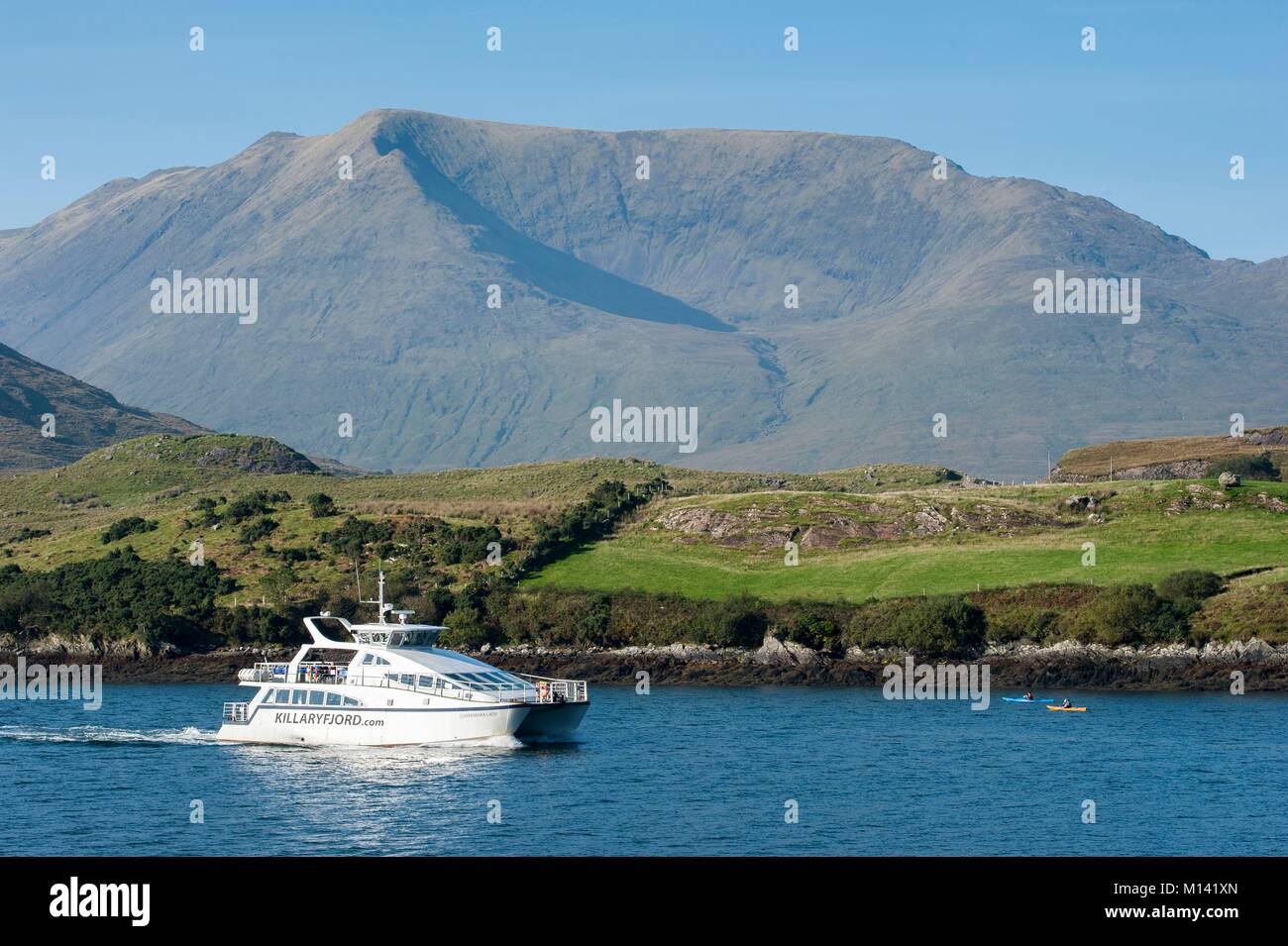 L'Irlande, dans le comté de Galway, Killary, bateau de croisière et de kayaks de mer Banque D'Images