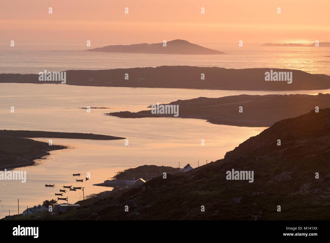 L'Irlande, dans le comté de Galway, Clifden Sky Road, au coucher du soleil Banque D'Images
