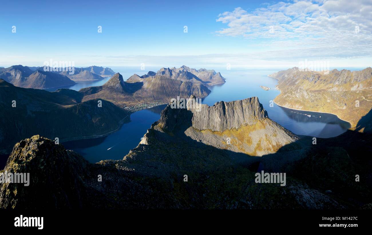 Le comté de Troms, Norvège, au nord du cercle arctique, l'île de Senja entre Tromso et les îles Lofoten, vue depuis le sommet d'Grytetippen (885m) sur Fjordgard Husoy village, île, le mont Segla et les fjords du Mefjord et Oyfjord Banque D'Images